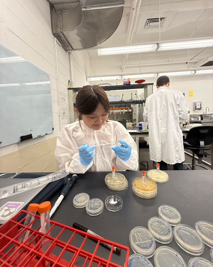 Alyssa Kim does experiment in a lab