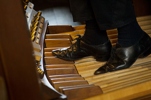 Pressing organ pedals