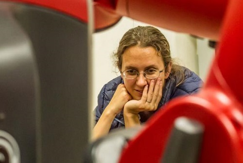 Stefanie Tellex looking at a robot