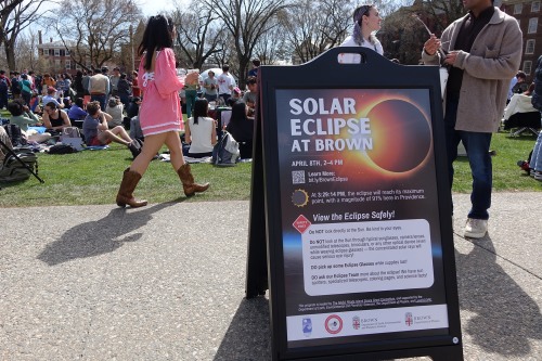 Hundreds flock to College Green at Brown to wonder at partial solar eclipse - Vimarsana News