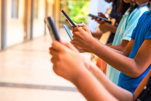 kids using social media on phones