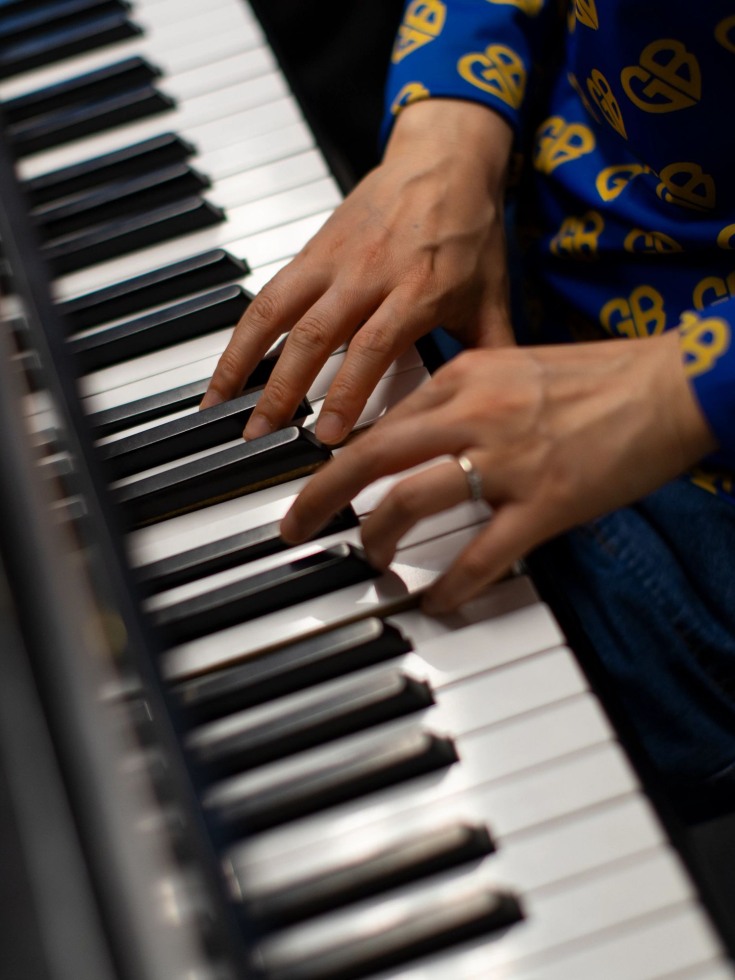 Wang Lu plays piano