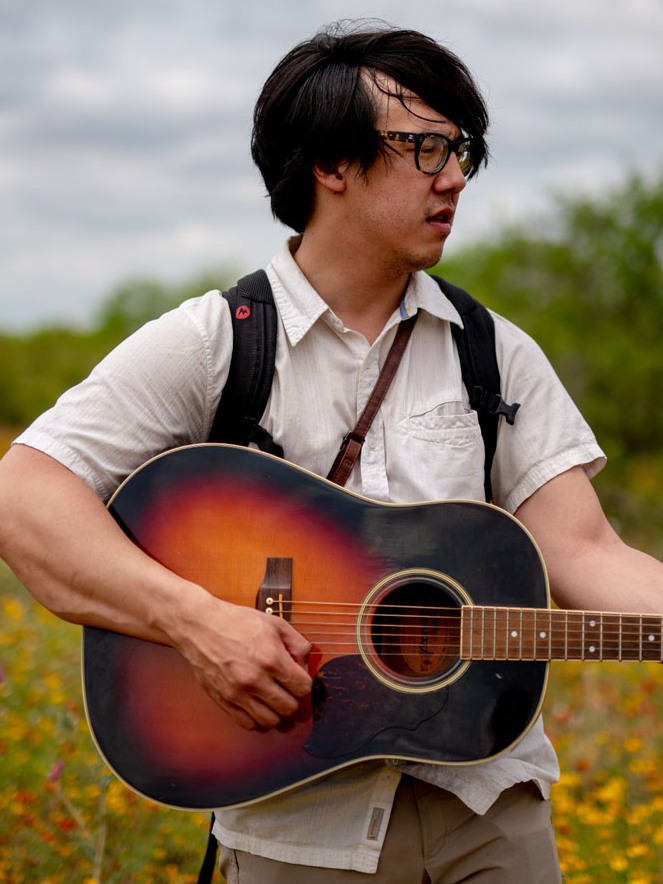 Julian Saporiti playing guitar