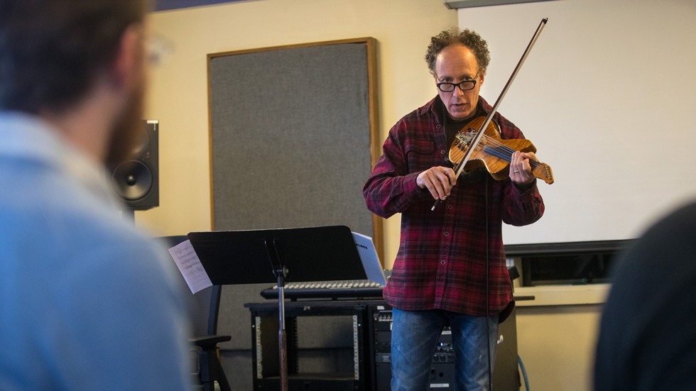 Tracy Silverman playing the violin