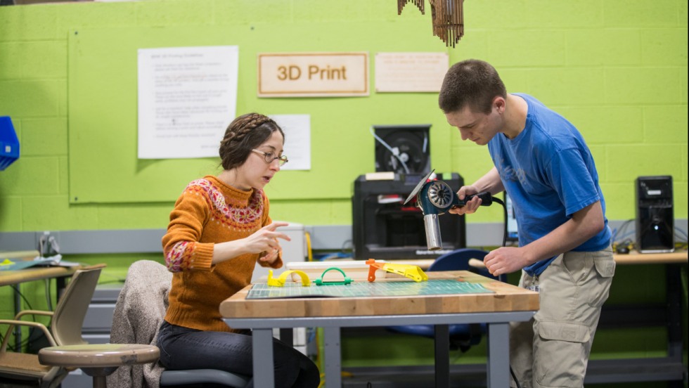 Rana Ozdeslik and Gregory Boudreau-Fine in lab