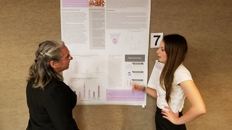 Rachel Schneider explaining her poster to Annie Gjelsvik