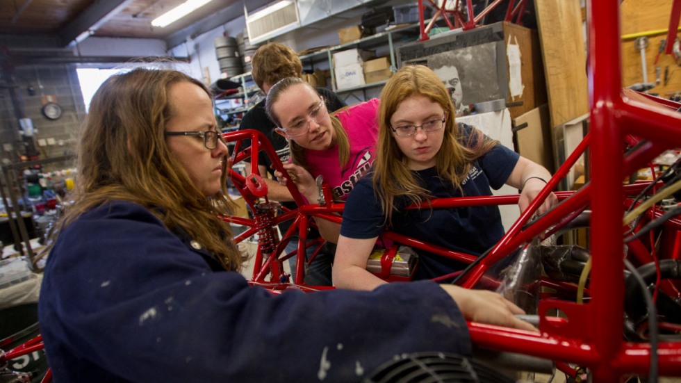 Christine Herrmann puts the gas tank into the FSAE team car