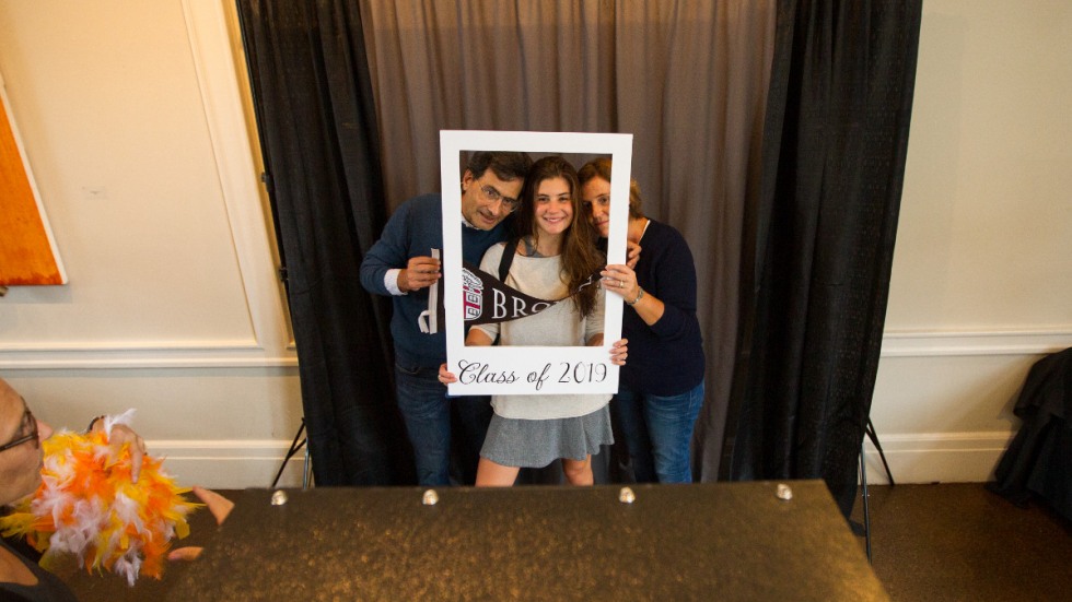 Nicoletta Zinni posing with parents and Class of 2019 sign