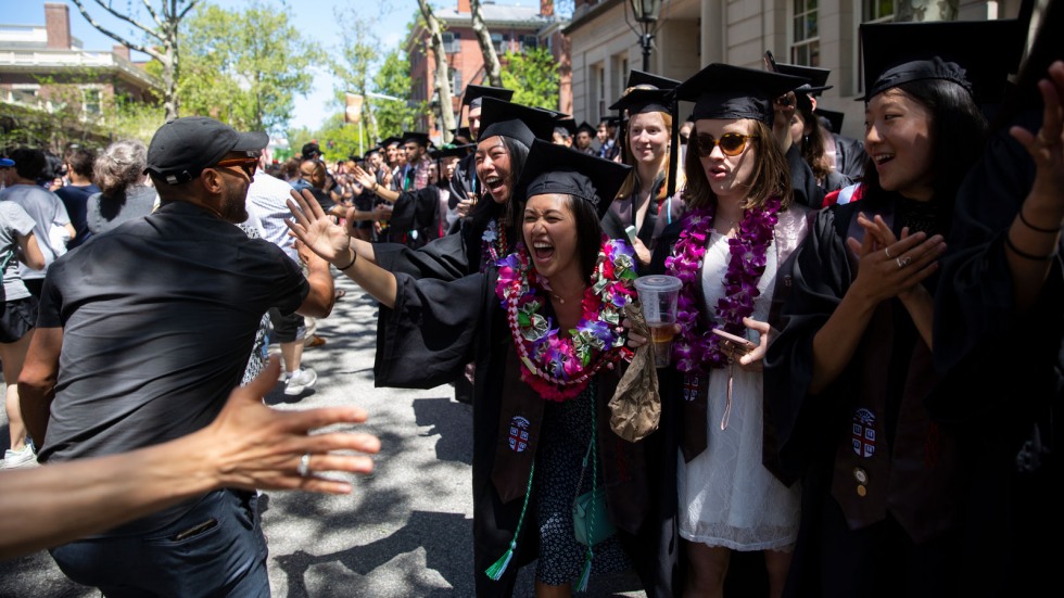 Graduates and alumni in procession