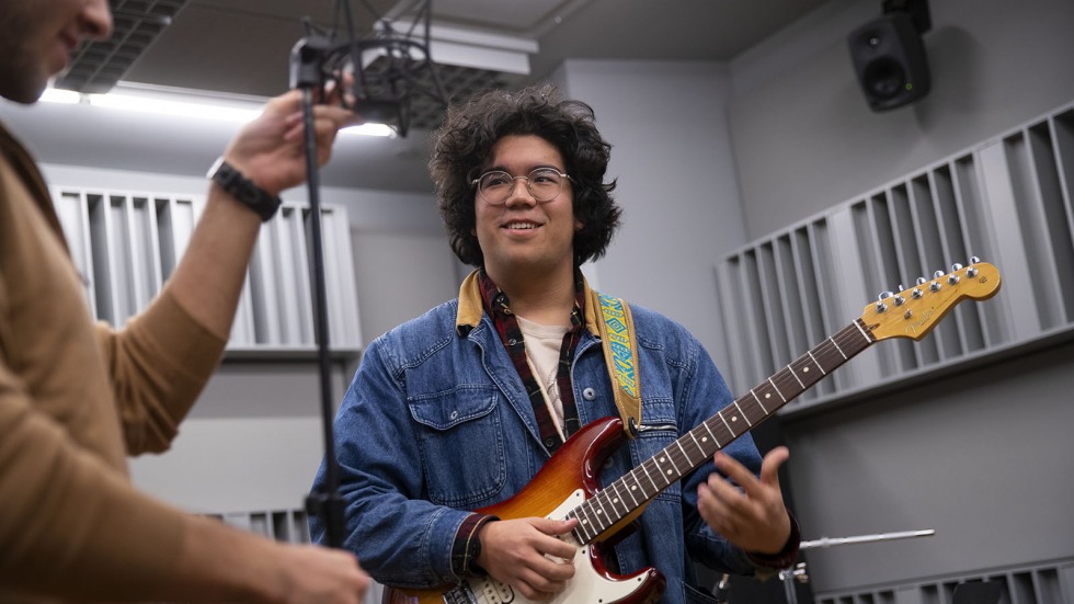 Emerson with guitar, Nix adjusting mic