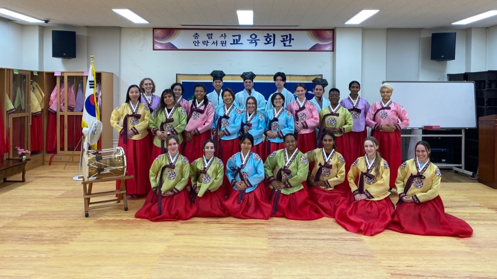 students wearing hanboks