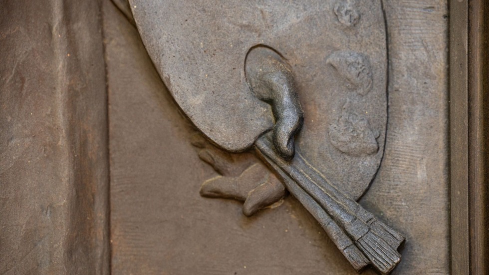 Bronze etching of a hand holding a paint pallet 