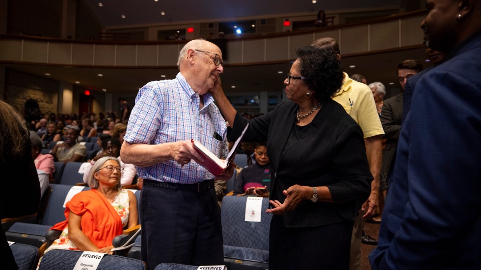 Ruth Simmons talking to an audience member