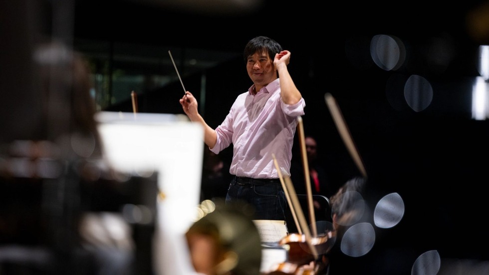 Mark Seto conducting the Brown University Orchestra