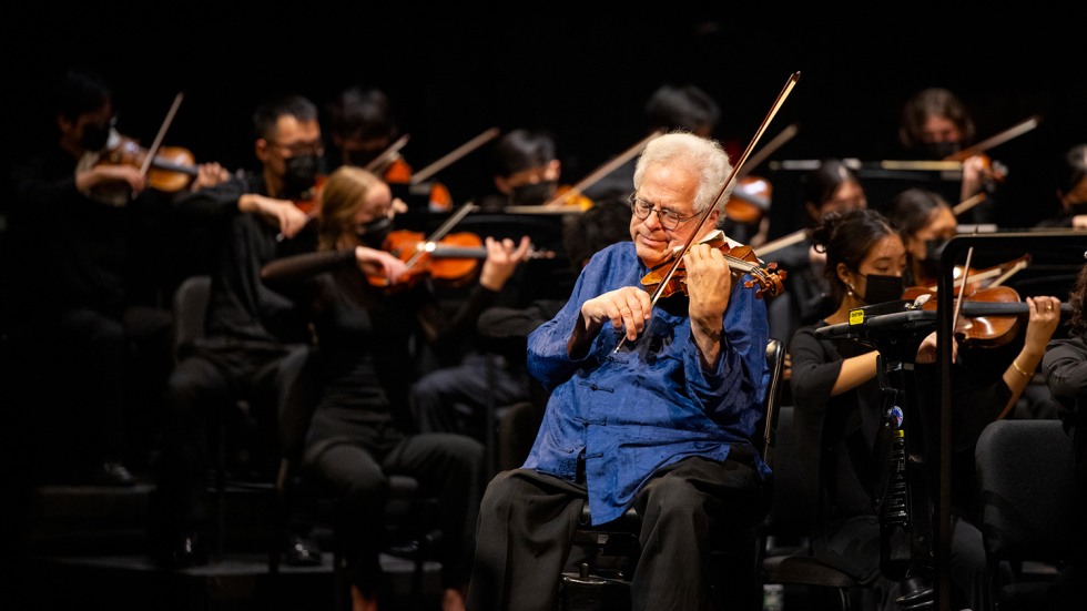 Itzhak Perlman plays violin