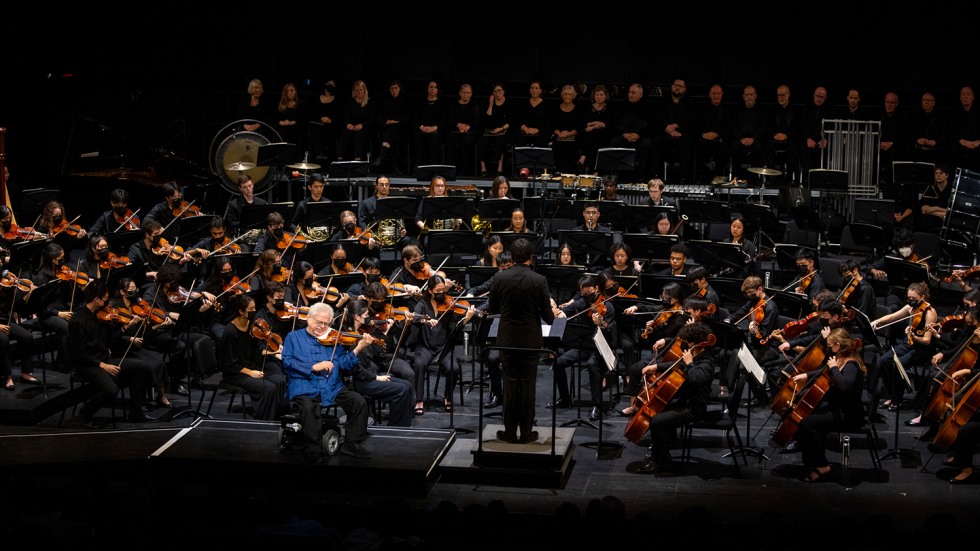 Perlman in foreground of orchestra