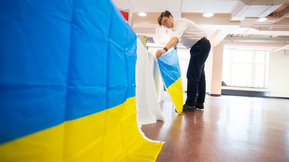 student sets up ukrainian flags