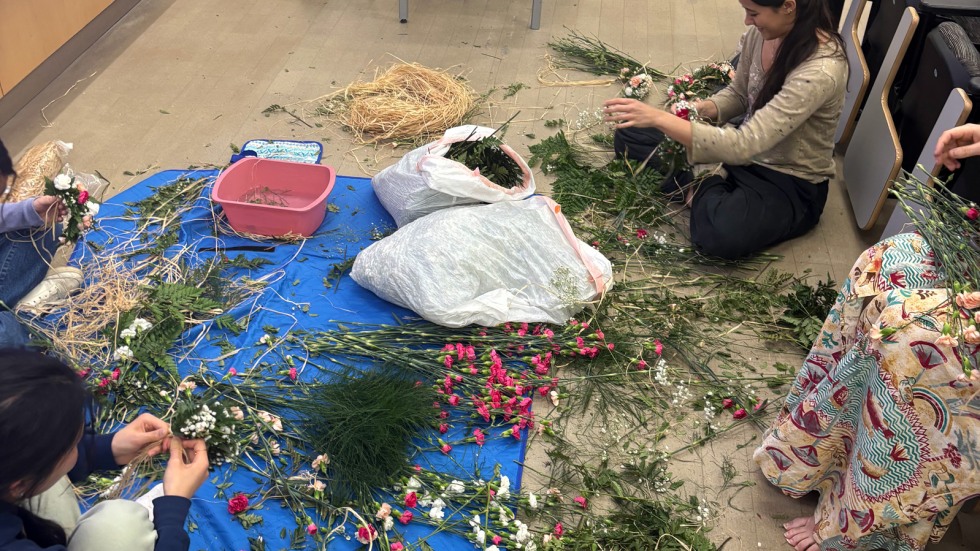 Group makes leis with fresh flowers