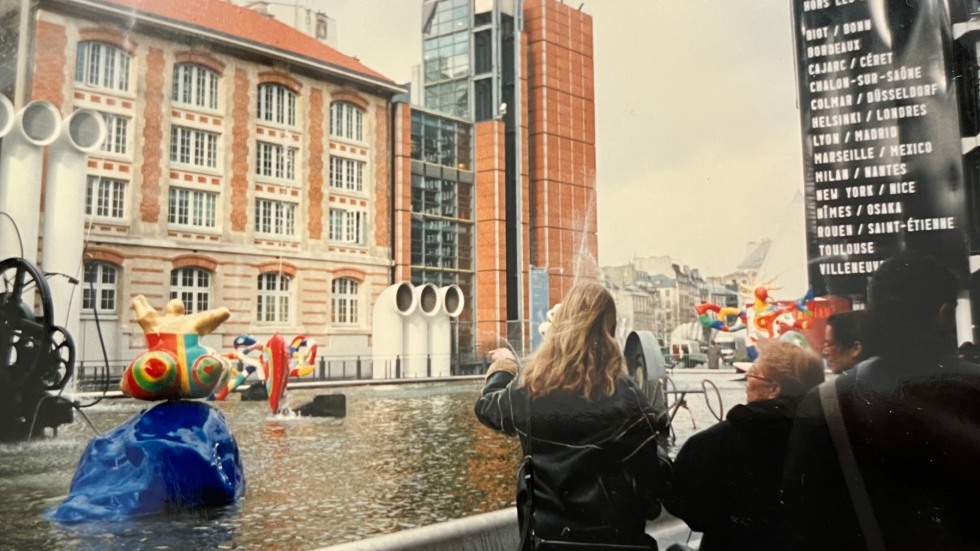 person points at pompidou fountain 