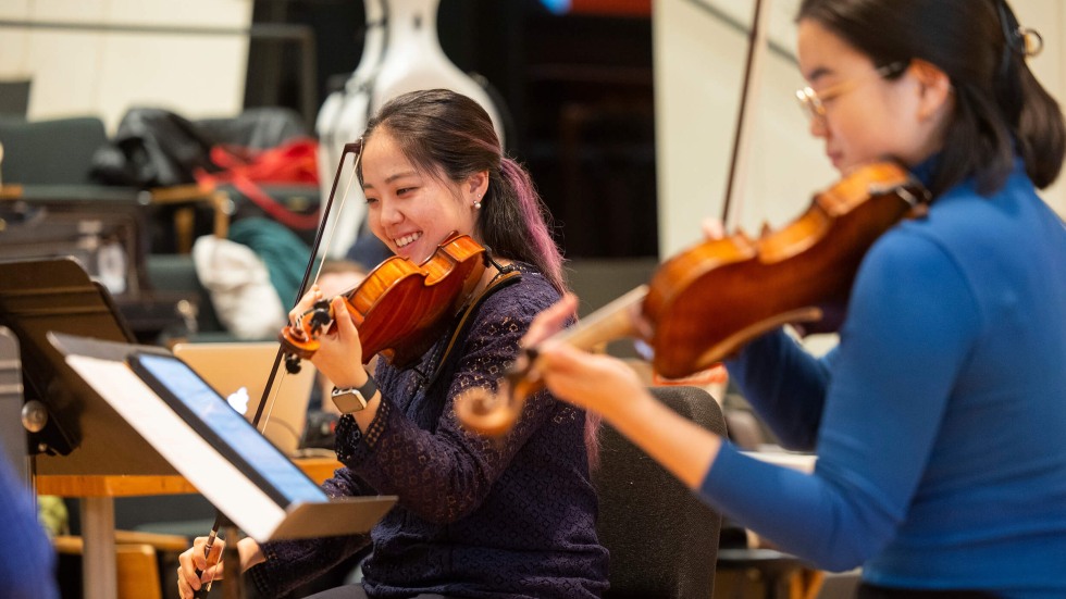 Two women play violin