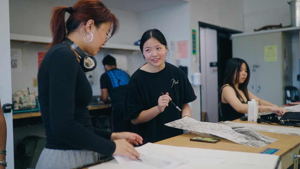 students talk in drawing class 