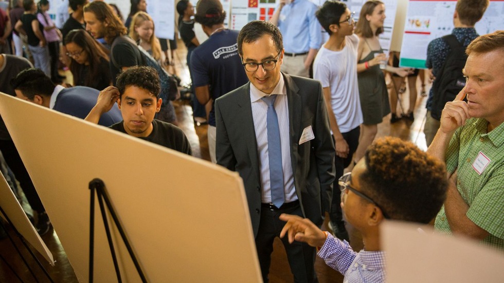 Rashid Zia talks to students at a research symposium