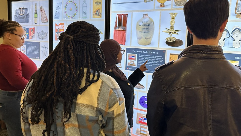 Students look at MS history museum gallery