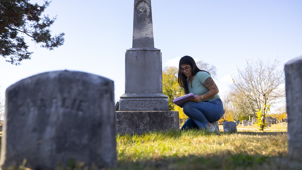Brown students record tombstone information