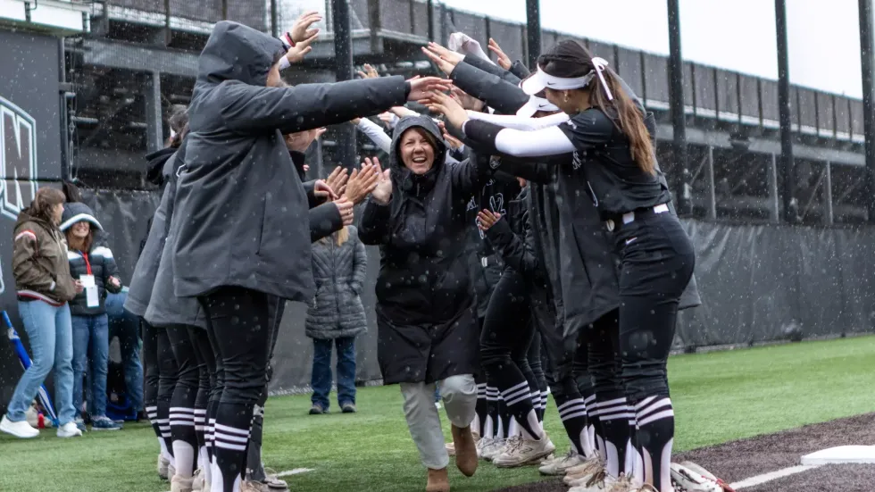 Softball team honors 1990 alumnae