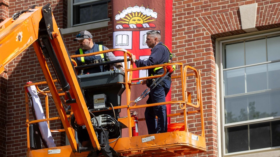 Commencement banner installment