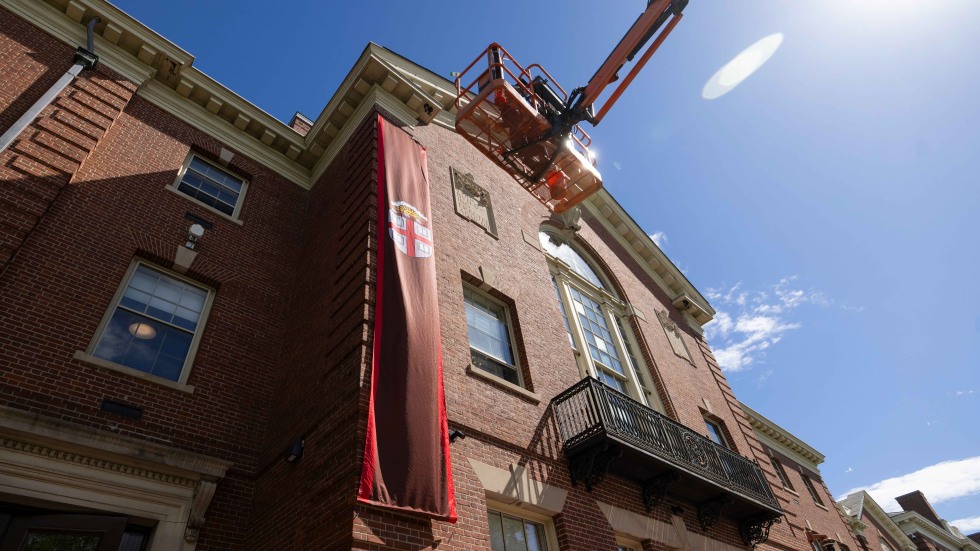 Commencement banner installment