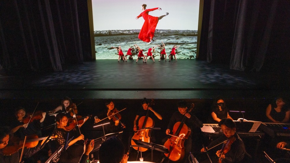 dancers perform Fogland