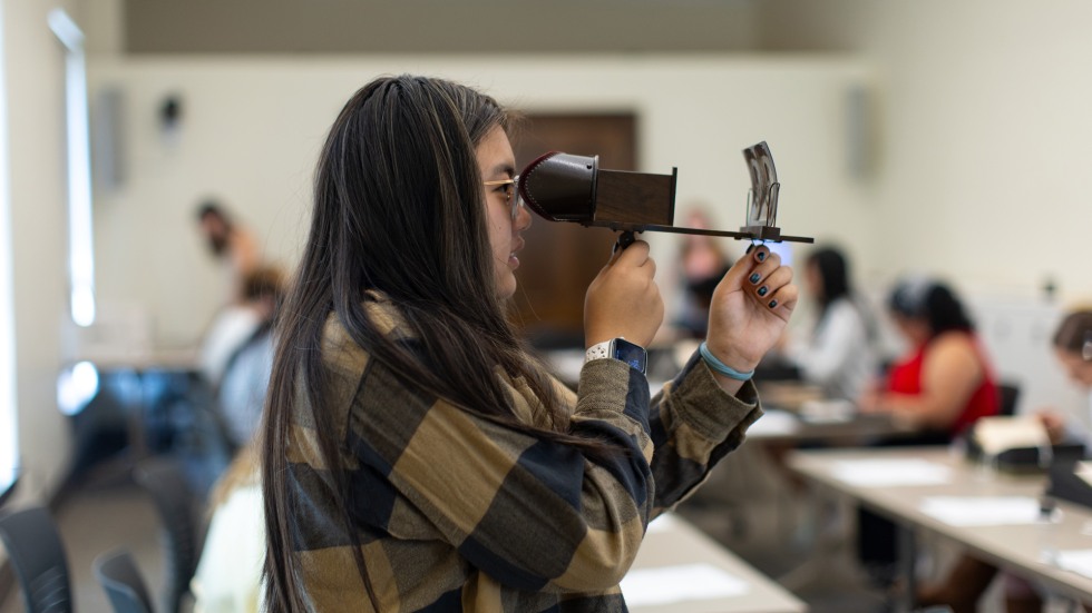 Student looks through Stereoscope