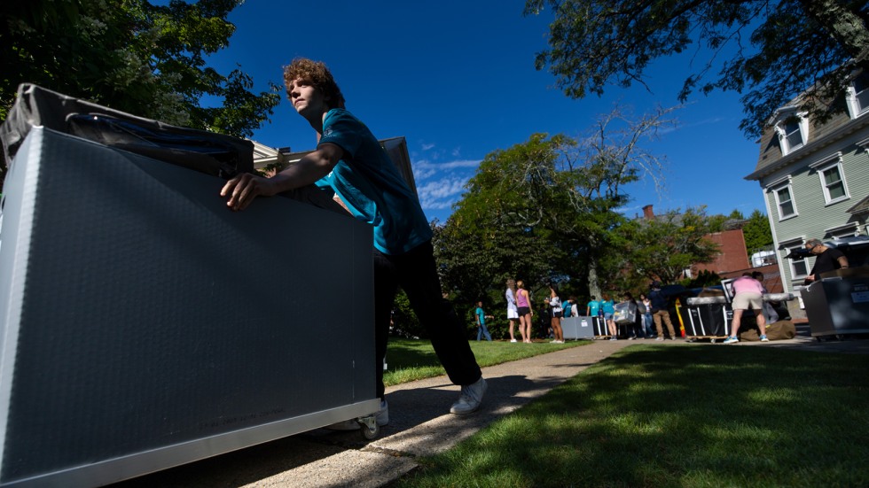 Students move in to residence halls