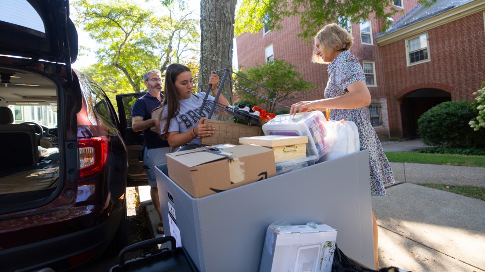 Students move in to residence halls