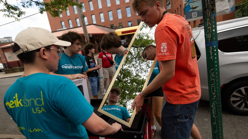 Students move in to residence halls