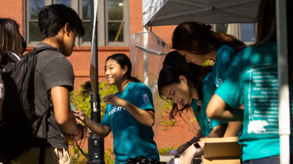 Students moving into residence halls