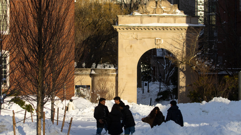 students by soldiers arch