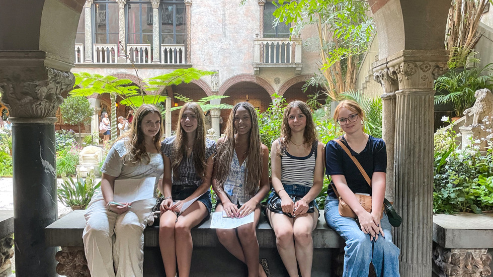 Students visit a museum 