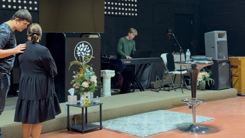 Lachlan Kirby plays piano on stage