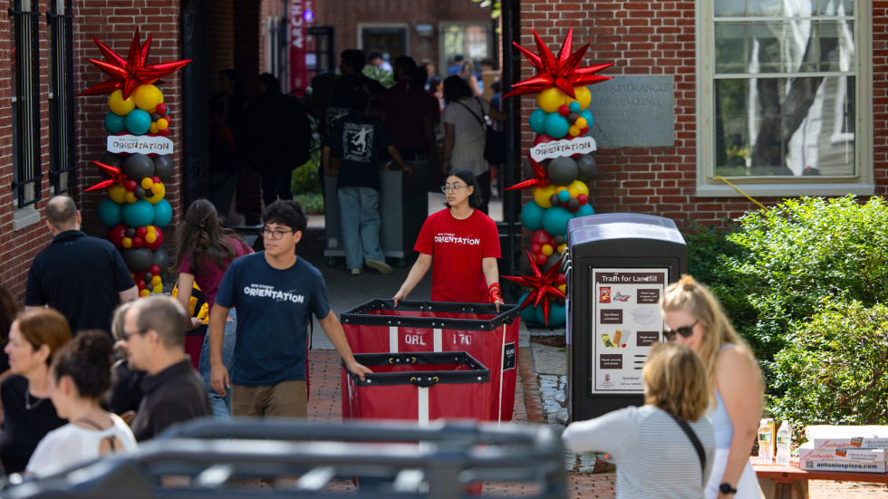 Student volunteers help first-years move in