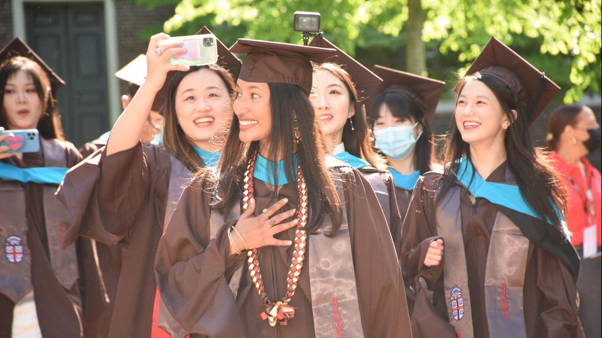 En tres ceremonias, graduados de medicina, doctorado y maestría celebran sus títulos obtenidos con esfuerzo