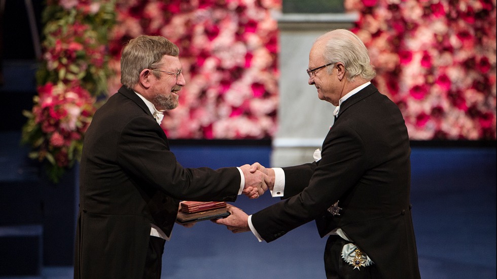 Michael Kosterlitz shaking the King of Sweden's hand at the Nobel award ceremony